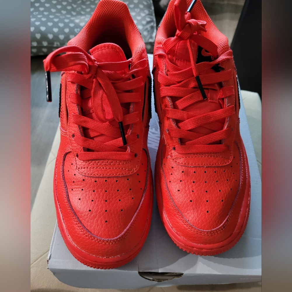 Nike Air Force 1LV8. Big Kids size 6/ Women 7.5. with box. Great Condition! Red